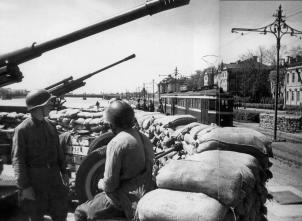 An Anti-Aircraft Battery on Universitetskaya Embankment. Photo, 1942.